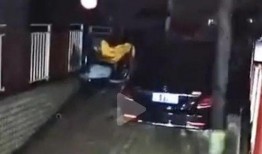 爆料房子都被淹了视频,房屋被淹惨状曝光